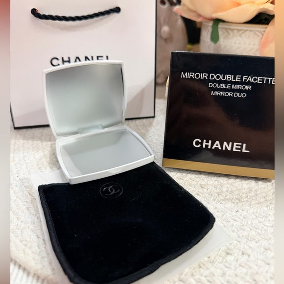 CHANEL Beaute White Mirror Duo with black dust bag and CHANEL Gift bag - Picture 2 of 8